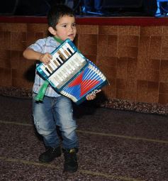 Foto de la galería: Gracias a la solidaridad de los amigos Moni Encina volvió a tener un acordeón