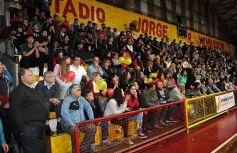 Foto de la galería: Con estadio lleno, Tokio se quedó con el primer partido de la final de la Liga provincial