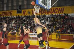 Foto de la galería: Con estadio lleno, Tokio se quedó con el primer partido de la final de la Liga provincial