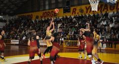 Foto de la galería: Con estadio lleno, Tokio se quedó con el primer partido de la final de la Liga provincial