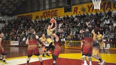 Foto de la galería: Con estadio lleno, Tokio se quedó con el primer partido de la final de la Liga provincial