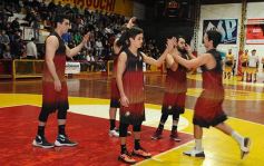 Foto de la galería: Con estadio lleno, Tokio se quedó con el primer partido de la final de la Liga provincial