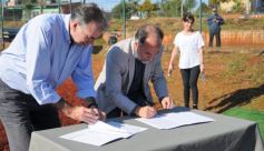 Foto de la galería: La EBY instala la primera antena para conectar wifi en el barrio A 4
