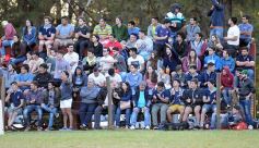 Foto de la galería: Los hinchas de Capri en las buenas y en las malas siempre alentando al azurro