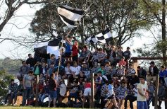 Foto de la galería: Los hinchas de Capri en las buenas y en las malas siempre alentando al azurro