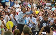 Foto de la galería: Macri visitó Posadas y brindó un fuerte apoyo a los candidatos misioneros por el frente Cambiemos