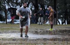 Foto de la galería: En medio de la lluvia y con final polémico, Capri cayó ante Curne