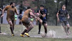 Foto de la galería: En medio de la lluvia y con final polémico, Capri cayó ante Curne