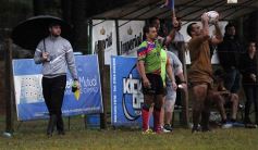 Foto de la galería: En medio de la lluvia y con final polémico, Capri cayó ante Curne