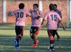 Foto de la galería: Sporting le dio una alegría futbolística a Santo Pipó