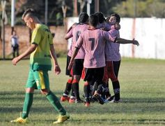 Foto de la galería: Sporting le dio una alegría futbolística a Santo Pipó