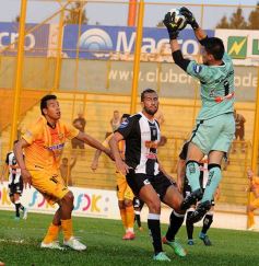 Foto de la galería: Buen triunfo de Crucero ante el histórico Chaco For Ever