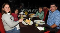 Foto de la galería: Noche de sábado en Itakuá, encuentro de familias, amigos y parejas