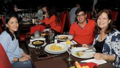 Foto de la galería: Noche de sábado en Itakuá, encuentro de familias, amigos y parejas