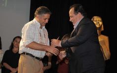 Foto de la galería: La Murga de la Estación se llevó el premio Consagración de los Arandú