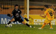 Foto de la galería: Crucero contundente: goleó en Santa Inés
