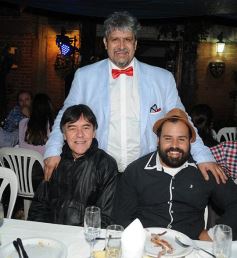 Foto de la galería: El amigo Arnaldo Santa Cruz festejó el cumple a lo grande: familia, amigos y música