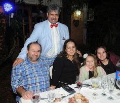 Foto de la galería: El amigo Arnaldo Santa Cruz festejó el cumple a lo grande: familia, amigos y música