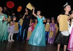Foto de la galería: Los talentosos mini actores pusieron en escena La Cenicienta en el Vicente Cidade