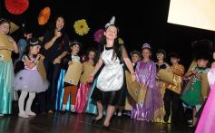 Foto de la galería: Los talentosos mini actores pusieron en escena La Cenicienta en el Vicente Cidade