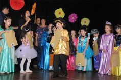 Foto de la galería: Los talentosos mini actores pusieron en escena La Cenicienta en el Vicente Cidade