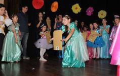 Foto de la galería: Los talentosos mini actores pusieron en escena La Cenicienta en el Vicente Cidade