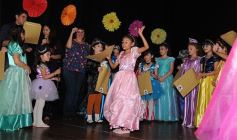 Foto de la galería: Los talentosos mini actores pusieron en escena La Cenicienta en el Vicente Cidade