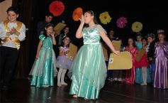 Foto de la galería: Los talentosos mini actores pusieron en escena La Cenicienta en el Vicente Cidade