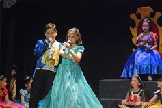 Foto de la galería: Los talentosos mini actores pusieron en escena La Cenicienta en el Vicente Cidade