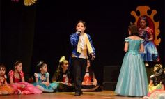 Foto de la galería: Los talentosos mini actores pusieron en escena La Cenicienta en el Vicente Cidade