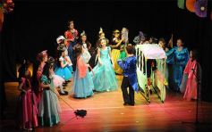 Foto de la galería: Los talentosos mini actores pusieron en escena La Cenicienta en el Vicente Cidade