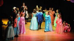Foto de la galería: Los talentosos mini actores pusieron en escena La Cenicienta en el Vicente Cidade
