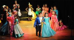 Foto de la galería: Los talentosos mini actores pusieron en escena La Cenicienta en el Vicente Cidade