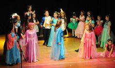 Foto de la galería: Los talentosos mini actores pusieron en escena La Cenicienta en el Vicente Cidade