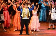 Foto de la galería: Los talentosos mini actores pusieron en escena La Cenicienta en el Vicente Cidade