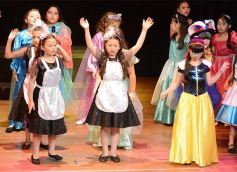 Foto de la galería: Los talentosos mini actores pusieron en escena La Cenicienta en el Vicente Cidade