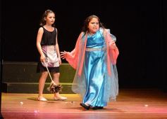 Foto de la galería: Los talentosos mini actores pusieron en escena La Cenicienta en el Vicente Cidade