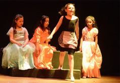 Foto de la galería: Los talentosos mini actores pusieron en escena La Cenicienta en el Vicente Cidade
