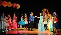 Foto de la galería: Los talentosos mini actores pusieron en escena La Cenicienta en el Vicente Cidade