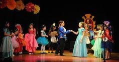 Foto de la galería: Los talentosos mini actores pusieron en escena La Cenicienta en el Vicente Cidade