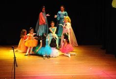 Foto de la galería: Los talentosos mini actores pusieron en escena La Cenicienta en el Vicente Cidade