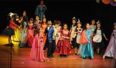 Foto de la galería: Los talentosos mini actores pusieron en escena La Cenicienta en el Vicente Cidade