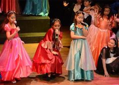 Foto de la galería: Los talentosos mini actores pusieron en escena La Cenicienta en el Vicente Cidade