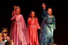 Foto de la galería: Los talentosos mini actores pusieron en escena La Cenicienta en el Vicente Cidade