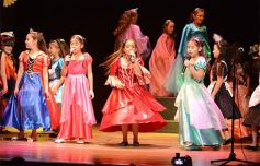 Foto de la galería: Los talentosos mini actores pusieron en escena La Cenicienta en el Vicente Cidade