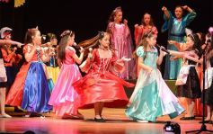 Foto de la galería: Los talentosos mini actores pusieron en escena La Cenicienta en el Vicente Cidade