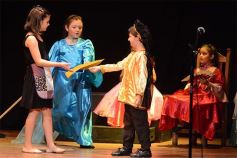 Foto de la galería: Los talentosos mini actores pusieron en escena La Cenicienta en el Vicente Cidade