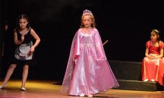Foto de la galería: Los talentosos mini actores pusieron en escena La Cenicienta en el Vicente Cidade