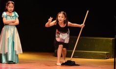 Foto de la galería: Los talentosos mini actores pusieron en escena La Cenicienta en el Vicente Cidade