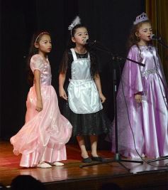 Foto de la galería: Los talentosos mini actores pusieron en escena La Cenicienta en el Vicente Cidade